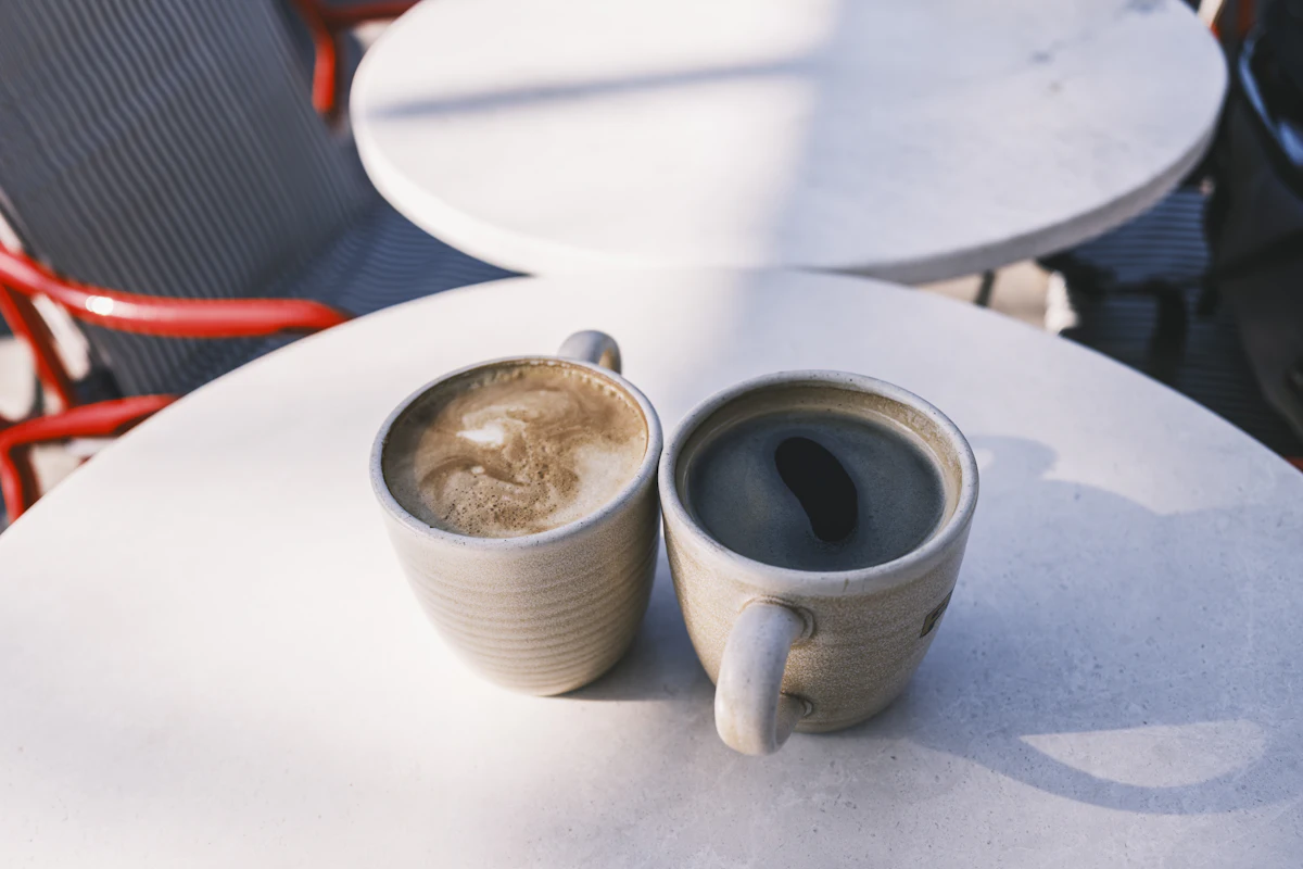 Deux tasses de café sur une table claire