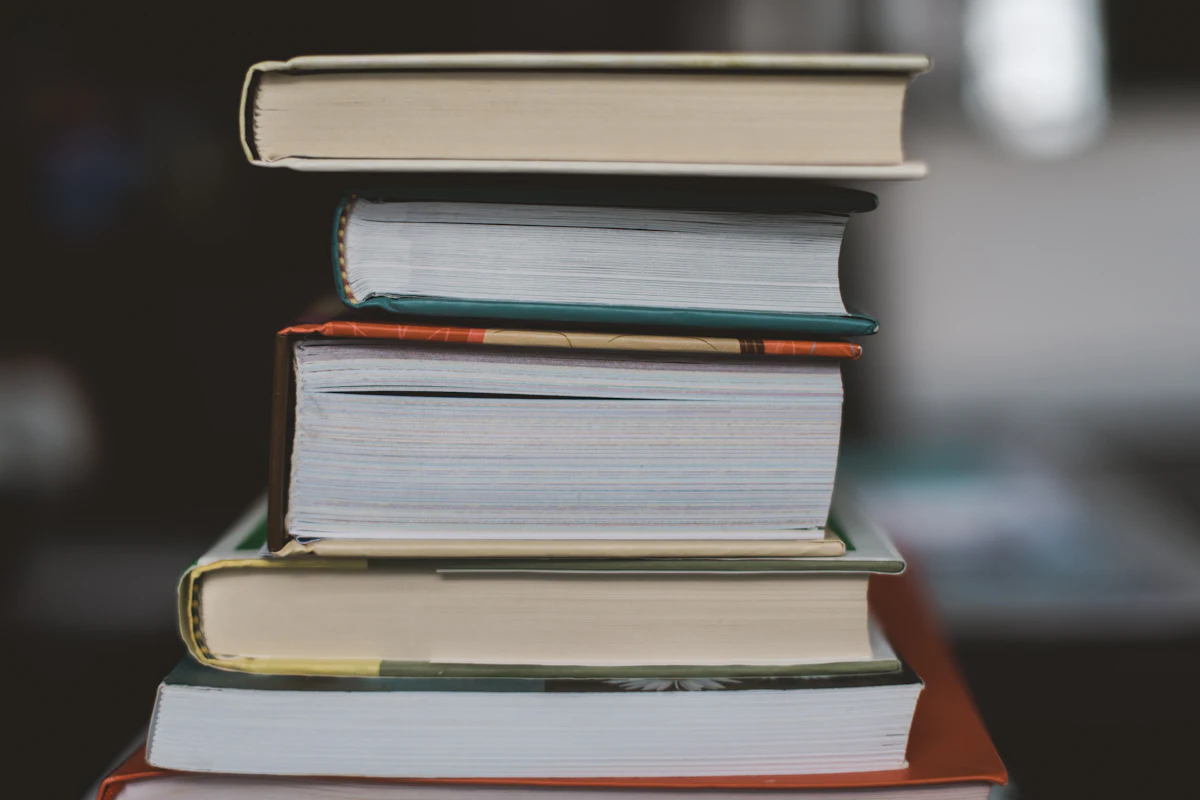 Pile de livres aux couvertures de différentes couleurs